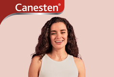 vrouw staat voor spiegel vrouw staat voor spiegel