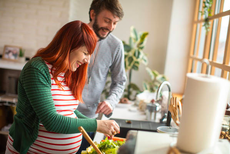 zwangere vrouw met man in de keuken