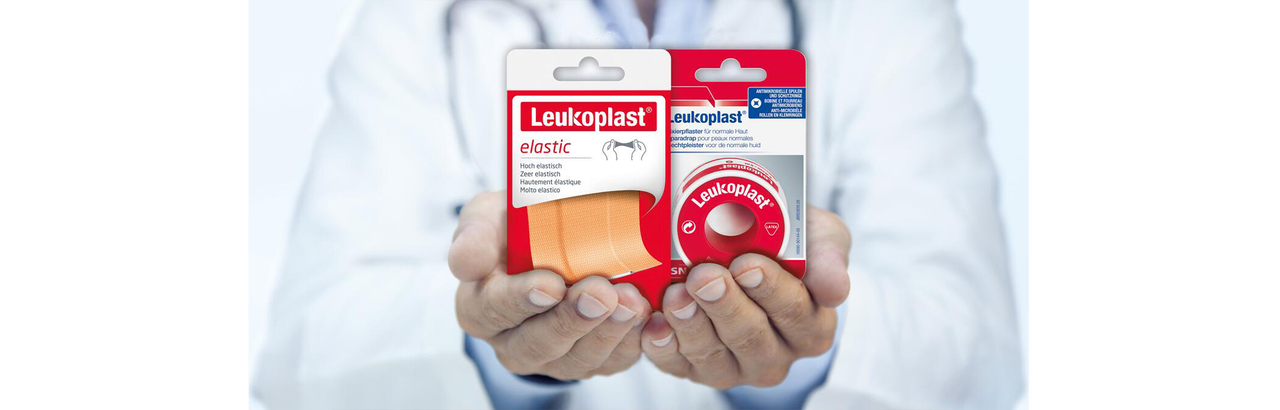 Dokter met Leukoplast elastic en Leukoplast product in handen