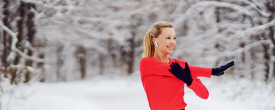 vrouw gooit herfstkleurige bladeren in de lucht