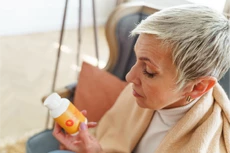 vrouw die etiket van supplement bestudeert