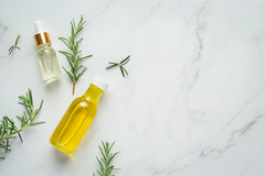 rozemarijn olie met rozemarijntakjes