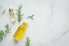 rozemarijn olie met rozemarijntakjes rozemarijn olie met rozemarijntakjes