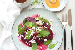 Rode bietensalade met feta, citroen en Mānuka honing