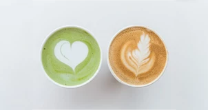 kopje matcha en koffie met latte art kopje matcha en koffie met latte art