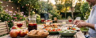 Mensen genieten in de zomer van een maaltijd buiten