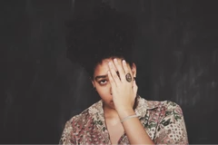 vrouw met hand voor hoofd