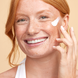Biodermal Zonnefluïde Gezicht - Matterend SPF30 40ML Model met zonnecrème op gezicht