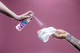The Good Roll Toiletpapierspray 200MLHandmodel sprayt op een doekje