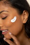 Tenue Soleil SPF50 Mineral Sunscreen 100MLmodel met product op huid