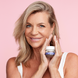 Biodermal Anti Age Serum 30ML Model met product in pot variant in handen