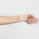 Dr. Hauschka Foundation Cashew 001 30ML assortiment kleuren op arm model