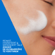 CeraVe Balancing Air Foam Reiniger 148ML deel vrouwelijk gezicht met een schuim