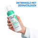 CeraVe Balancing Air Foam Reiniger 148ML handmodel met product CeraVe Balancing Air Foam Reiniger 148ML handmodel met product