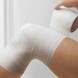 Leukoplast Elastomull Haft Fixatiewindsel 8 cm 1ST Sfeerafbeelding